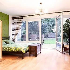 Lovely Garden Flat Near Royal Park , Варшава Польша